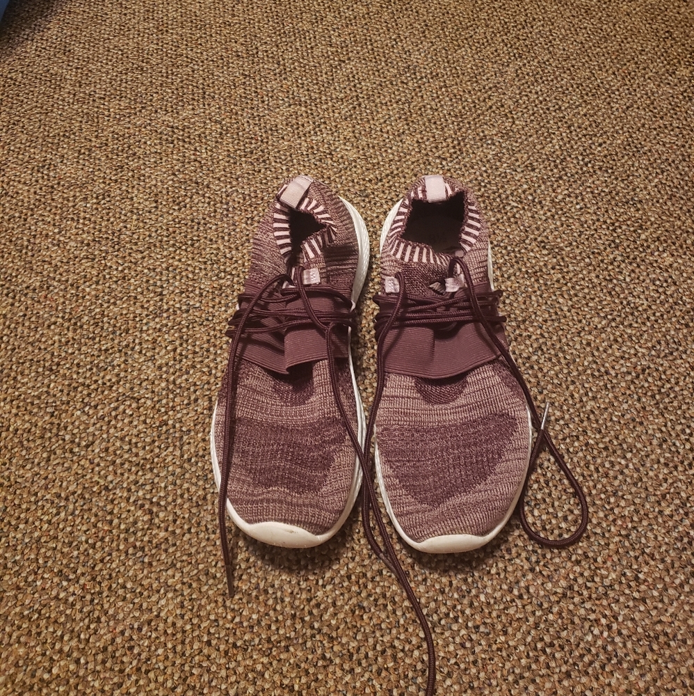 Avia memory foam tennis shoes